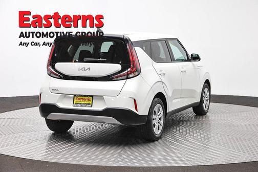 Snow White Pearl 2023 Kia Soul LX
