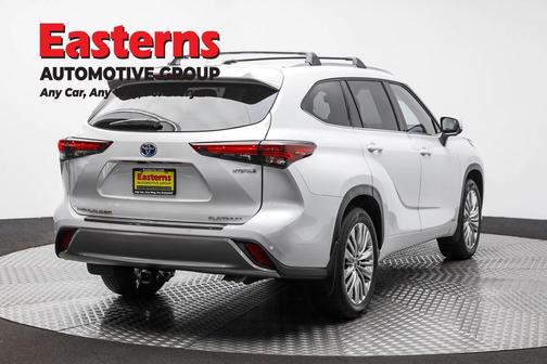 Pearl 2024 Toyota Highlander Hybrid Platinum
