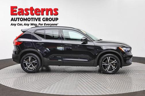 Onyx Black Metallic 2024 Volvo XC40 B5 Core