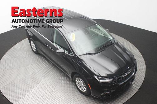 Brilliant Black Crystal Pearlcoat 2023 Chrysler Pacifica Touring L