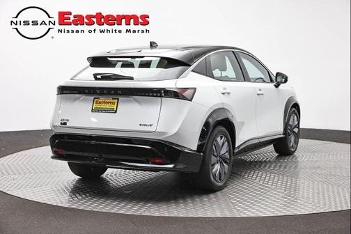 Everest White Pearl Tricoat/Black Diamond Pearl 2023 Nissan ARIYA EVOLVE+