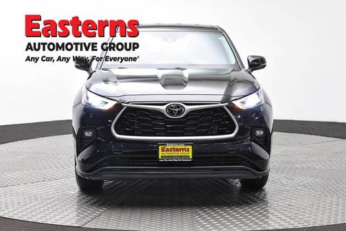 Midnight Black Metallic 2022 Toyota Highlander LE