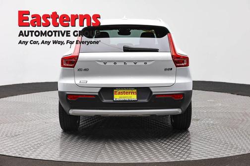 Crystal White Metallic 2023 Volvo XC40 B5 Core