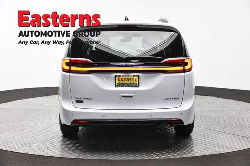 Bright White Clearcoat 2023 Chrysler Pacifica Limited