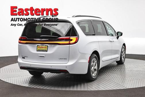 Bright White Clearcoat 2023 Chrysler Pacifica Limited
