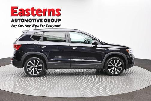 Deep Black Pearl 2024 Volkswagen Taos 1.5T SE
