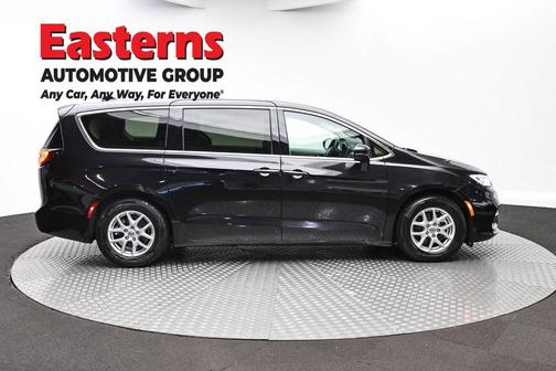 Brilliant Black Crystal Pearlcoat 2023 Chrysler Pacifica Touring L