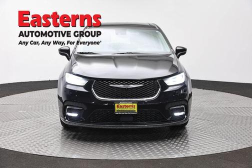 Brilliant Black Crystal Pearlcoat 2023 Chrysler Pacifica Touring L