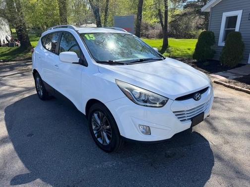 Winter White Solid 2015 Hyundai TUCSON SE