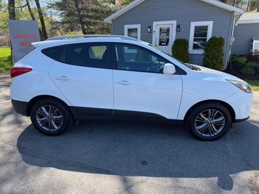 Winter White Solid 2015 Hyundai TUCSON SE