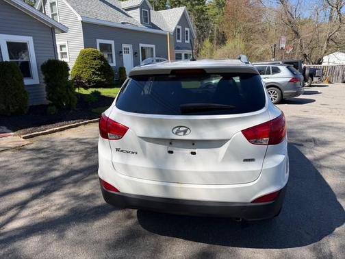 Winter White Solid 2015 Hyundai TUCSON SE