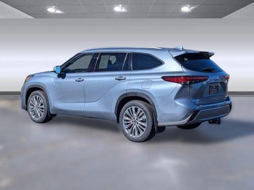 2023 Toyota Highlander Hybrid Platinum