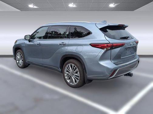 2023 Toyota Highlander Hybrid Platinum
