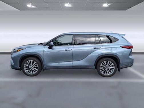 2023 Toyota Highlander Hybrid Platinum