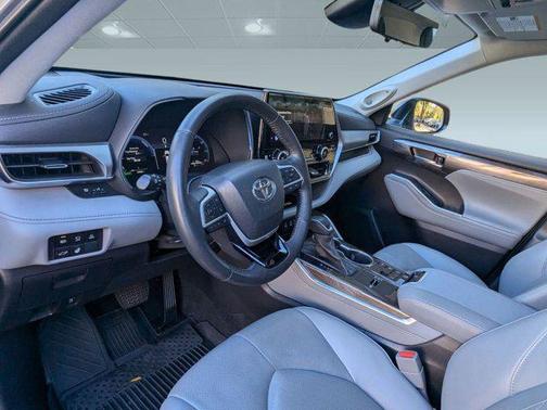2023 Toyota Highlander Hybrid Platinum