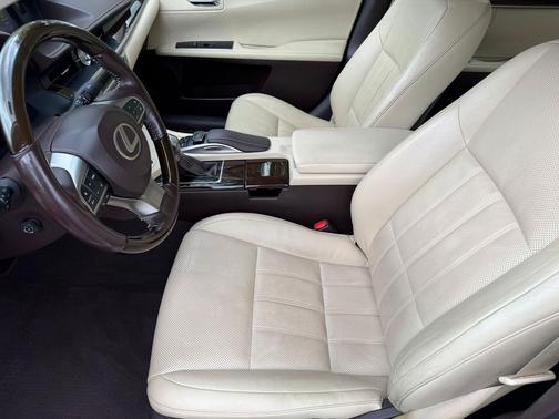 Eminent White Pearl 2016 Lexus ES 300h Base