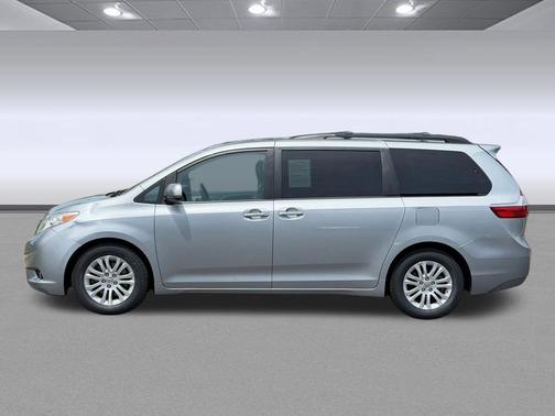 Silver Sky Metallic 2015 Toyota Sienna XLE