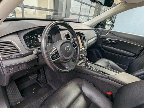 2020 Volvo XC90 T5 Momentum