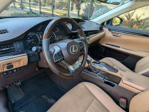 2016 Lexus ES 300h Base