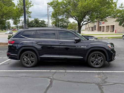 Deep Black Pearl 2021 Volkswagen Atlas 3.6L SE w/Technology