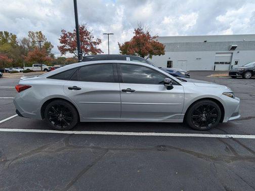 2022 Toyota Avalon Hybrid XSE