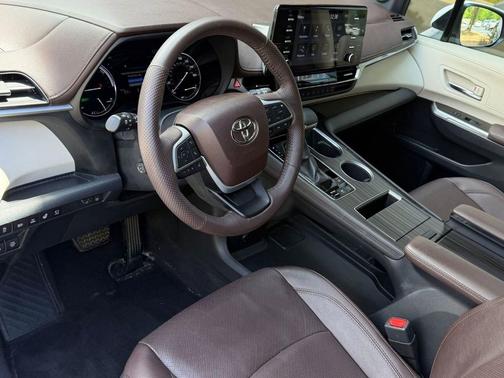Wind Chill Pearl 2023 Toyota Sienna Platinum