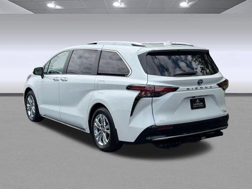 Wind Chill Pearl 2023 Toyota Sienna Platinum