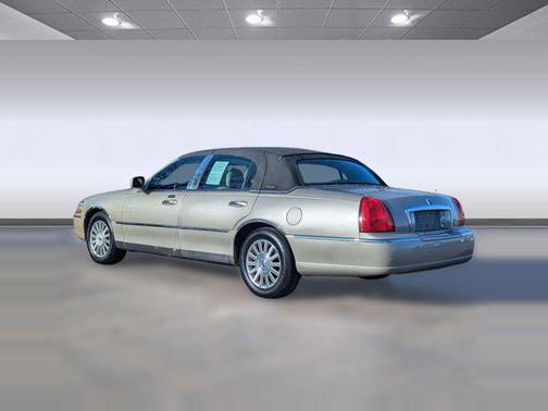 2004 Lincoln Town Car Signature