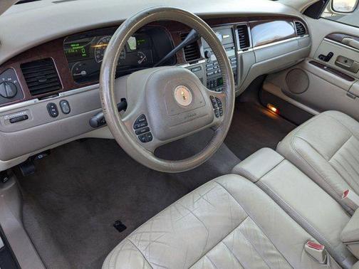 2004 Lincoln Town Car Signature