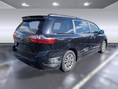 2017 Toyota Sienna XLE