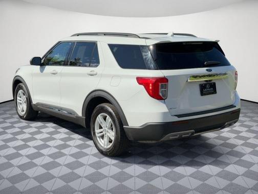 Star White Metallic Tri-Coat 2024 Ford Explorer XLT