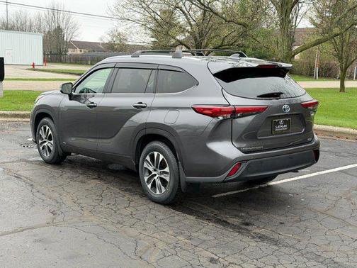 Magnetic Gray Metallic 2023 Toyota Highlander Hybrid XLE
