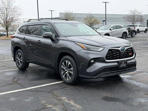 Magnetic Gray Metallic 2023 Toyota Highlander Hybrid XLE