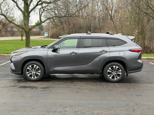 Magnetic Gray Metallic 2023 Toyota Highlander Hybrid XLE
