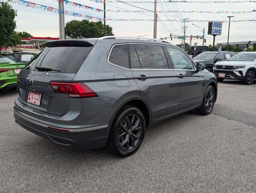 Platinum Gray Metallic 2023 Volkswagen Tiguan 2.0T SE