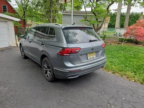 Platinum Gray Metallic 2023 Volkswagen Tiguan 2.0T SE