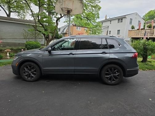 Platinum Gray Metallic 2023 Volkswagen Tiguan 2.0T SE