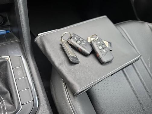 Platinum Gray Metallic 2023 Volkswagen Tiguan 2.0T SE
