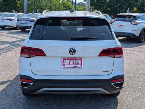 Pure White 2022 Volkswagen Taos 1.5T SE