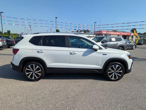 Pure White 2022 Volkswagen Taos 1.5T SE