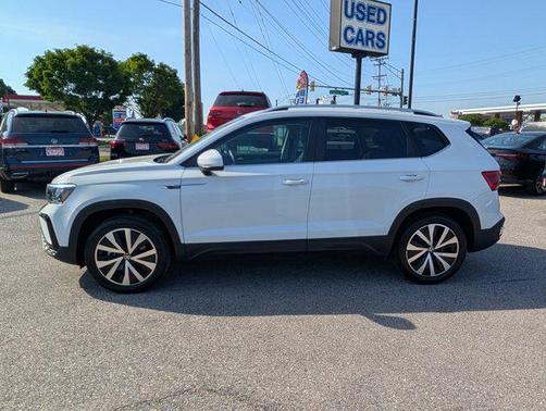 Pure White 2022 Volkswagen Taos 1.5T SE