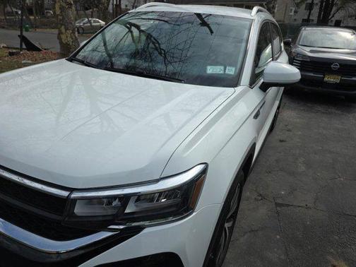 Pure White 2022 Volkswagen Taos 1.5T SE