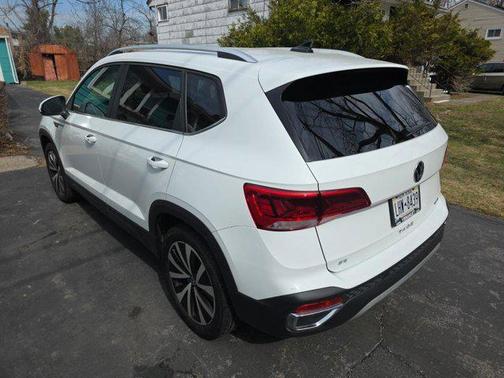 Pure White 2022 Volkswagen Taos 1.5T SE