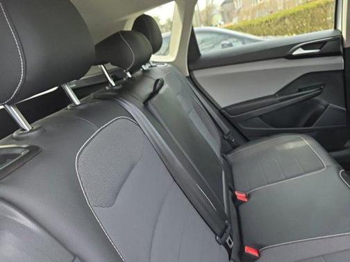 Pure White 2022 Volkswagen Taos 1.5T SE