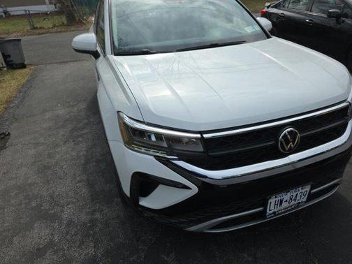 Pure White 2022 Volkswagen Taos 1.5T SE