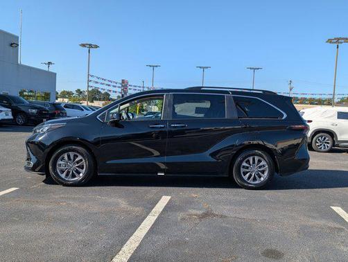 2024 Toyota Sienna XLE 8 Passenger