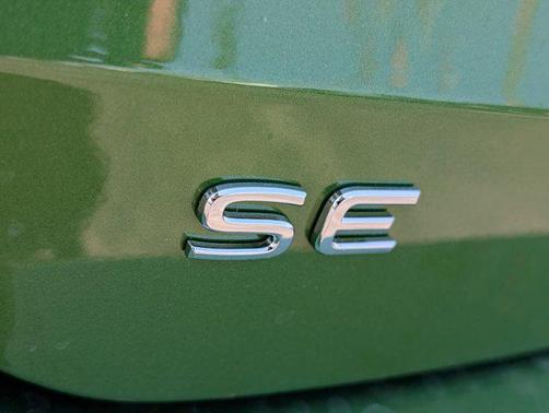 Bright Moss Green Metallic 2026 Volkswagen Taos SE