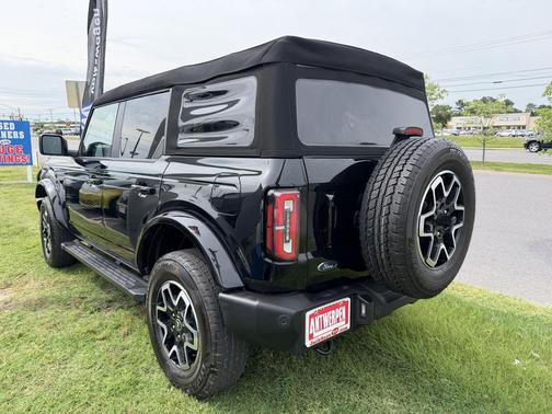SHADOW BLACK 2023 Ford Bronco Outer Banks