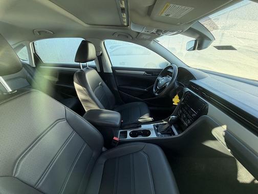 Pure White 2022 Volkswagen Passat 2.0T SE