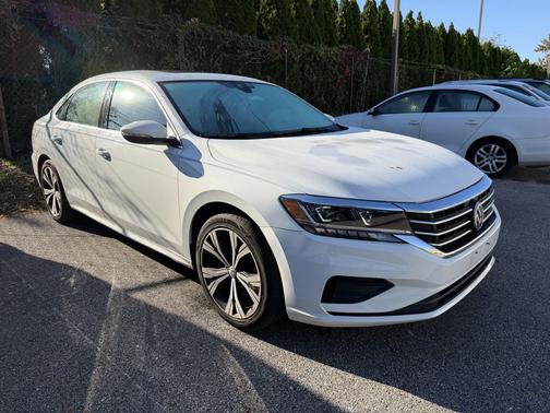 Pure White 2022 Volkswagen Passat 2.0T SE